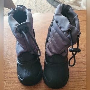 Toddler Boys Snowboots size 8